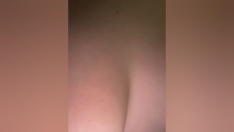 Video of a nude female torso with light skin tone and a small mole on the right side. The background is blurred, creating a soft, diffused effect.