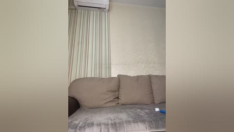 _safira_ free recording from 2025-12-07 00:39:00